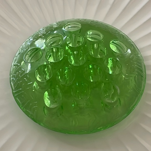 Vaseline glass flower frog - Picture 3 of 6